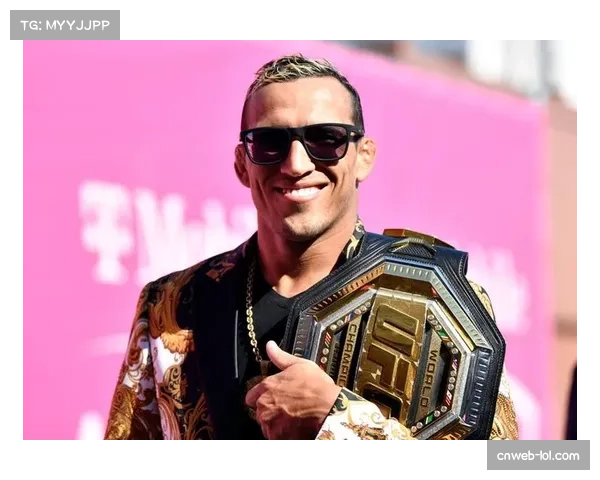 巴西老将奥利维拉赛前在更衣室带领全队进行祈祷